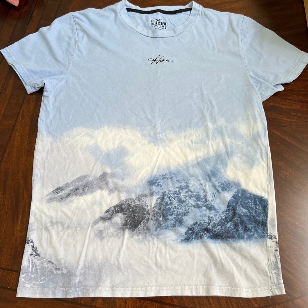 Men’s medium Hollister tshirt